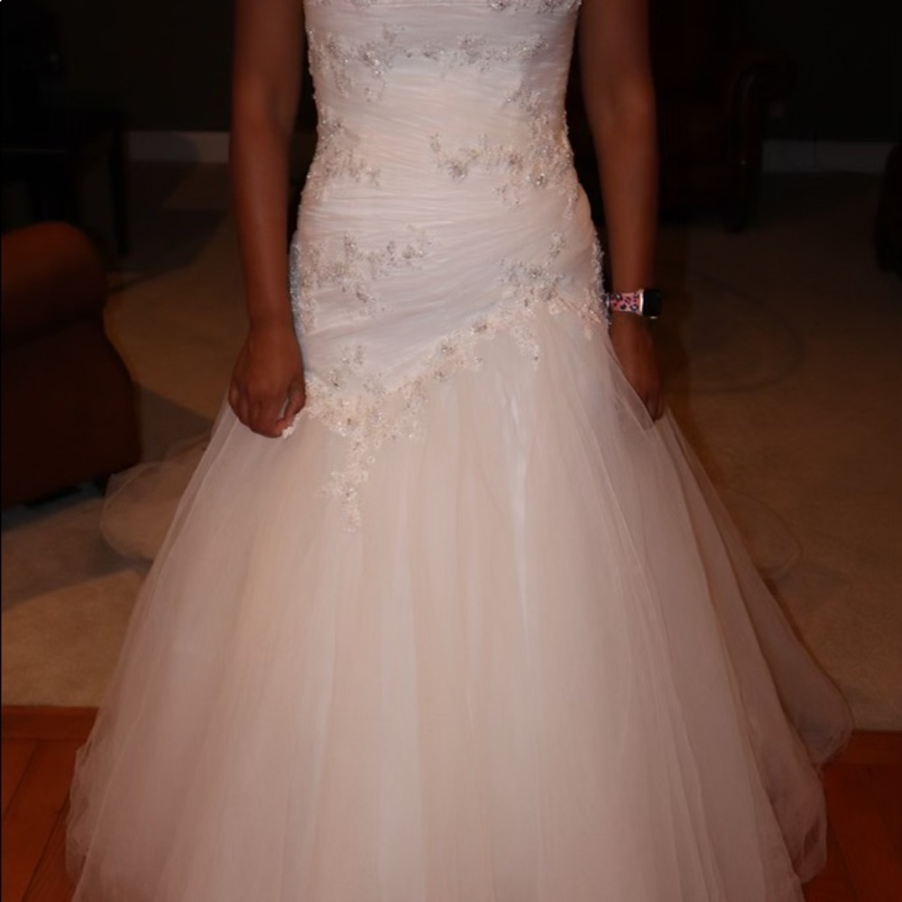 White Angelique mermaid style Wedding dress - Picture 5 of 7